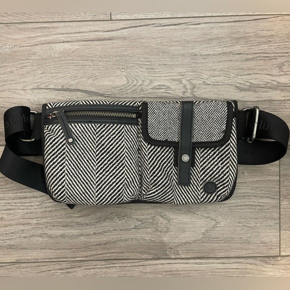 LULULEMON- Athletica Fanny Pack Hip Bag - Picture 2 of 6
